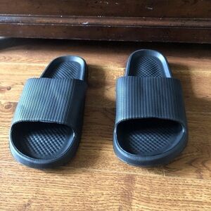 Black rubber slides in size 42-43